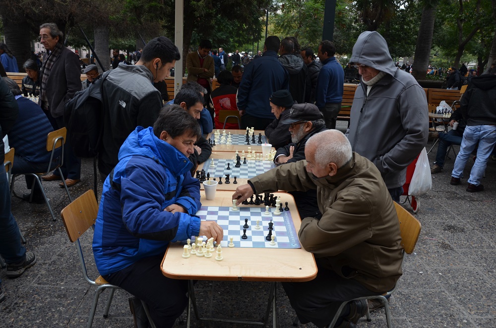 02bis - joueurs d'échec sur la place centrale